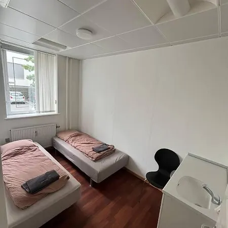 7 Bedroom - Free Parking *