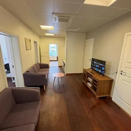 Apartment 7 Bedroom - Free Parking *