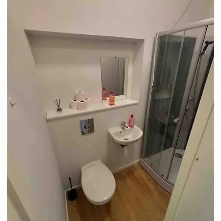 7 Bedroom - Free Parking *