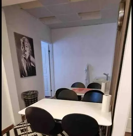 Apartment 7 Bedroom - Free Parking
